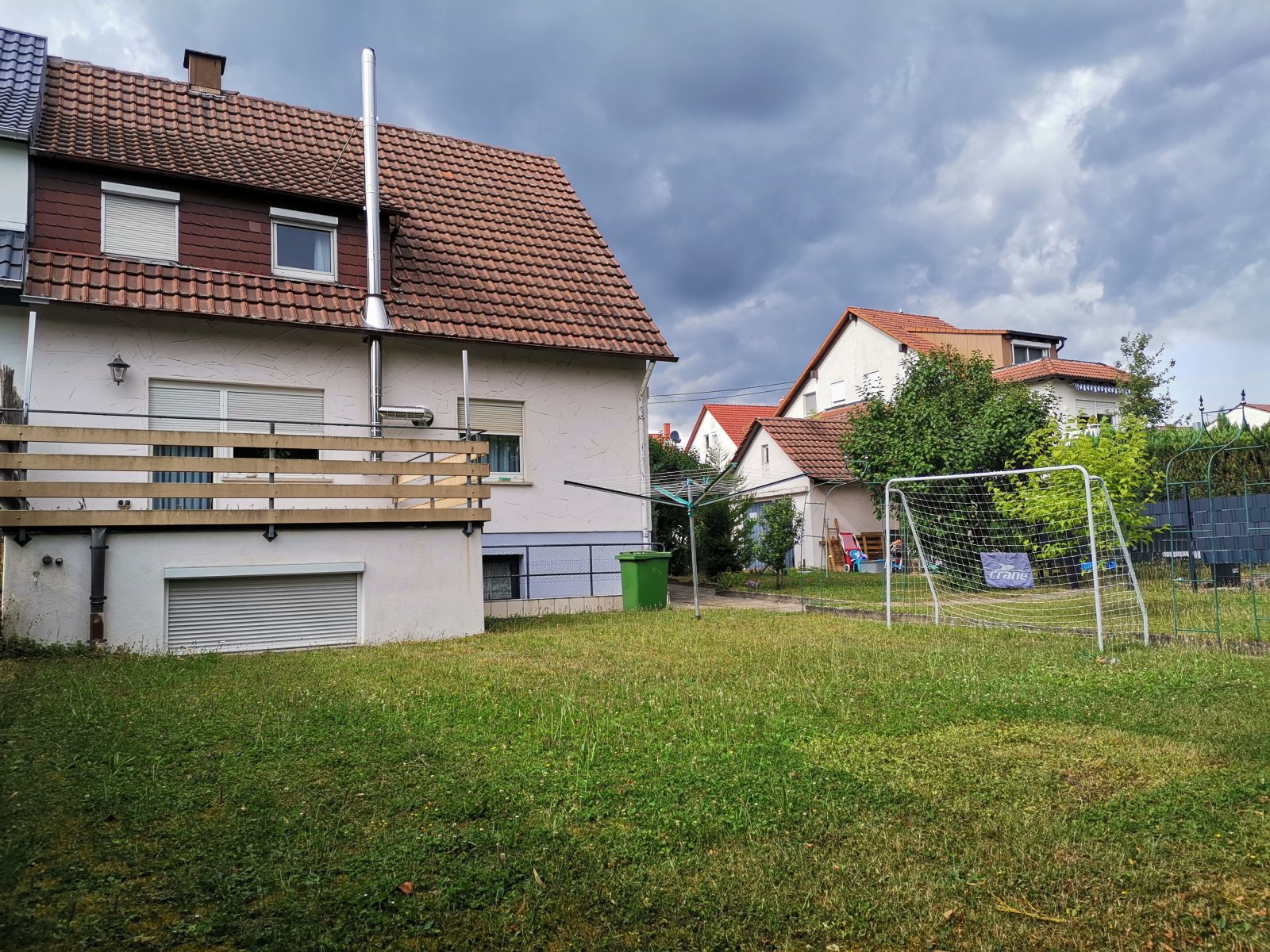 Renovierte Doppelhaushälfte mit großem Garten Renovierte Doppelhaushälfte mit großem Garten